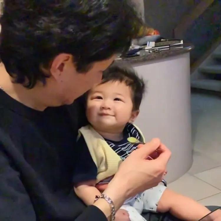 钟嘉欣一双子女陪爸爸过父亲节，画面温馨有爱，4岁女儿愈发漂亮