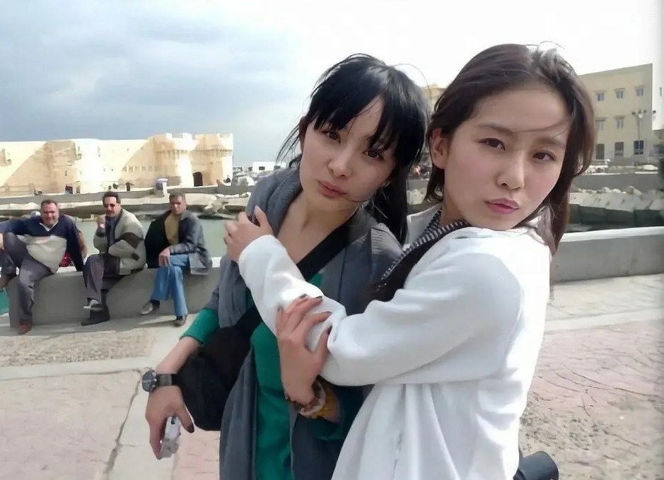 34岁杨幂现身活动，穿露脐装秀蜂腰长腿，与刘诗诗罕见同框热聊