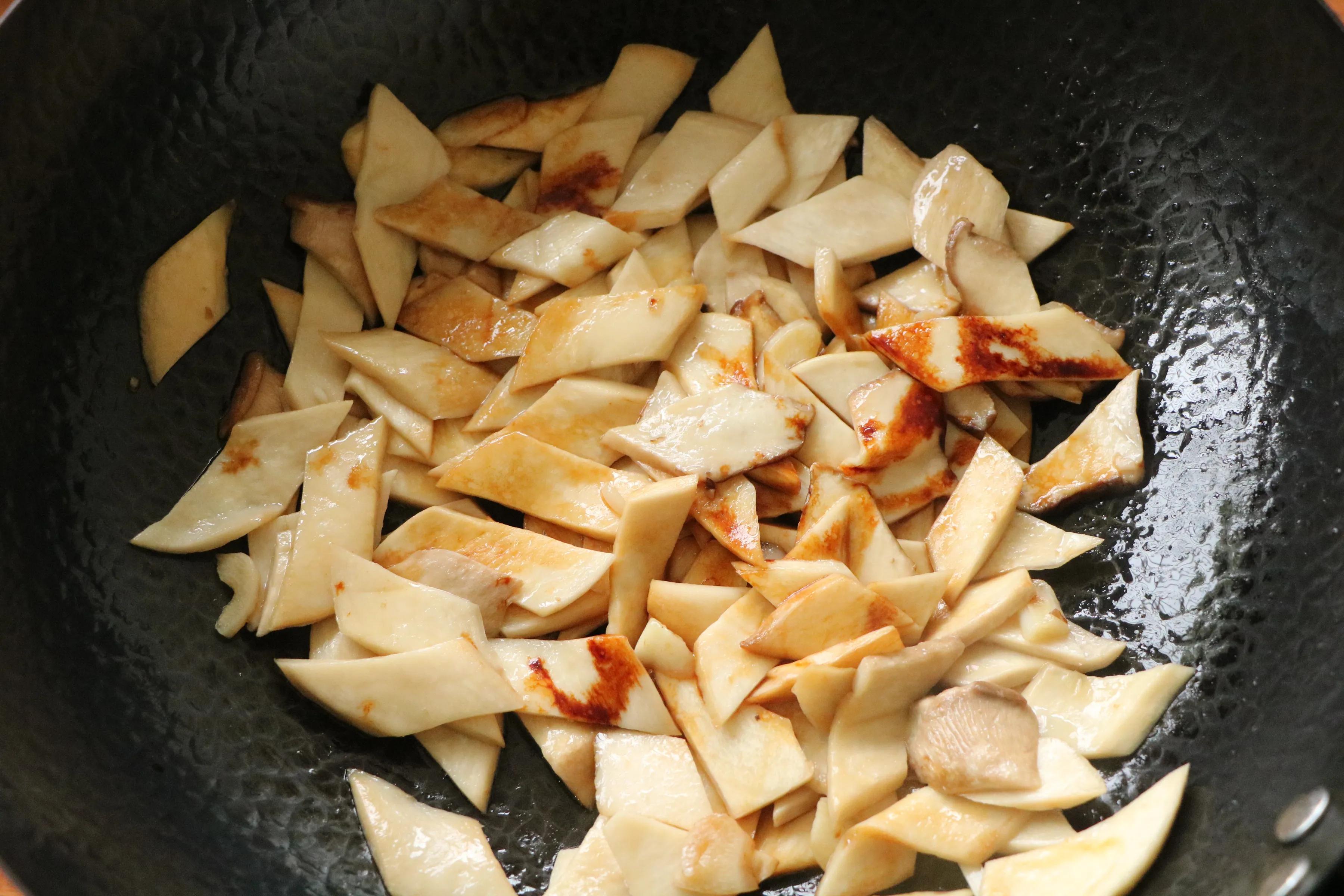 立夏了，這樣的小炒菜要多吃，葷素搭配，營養下飯，孩子超愛吃