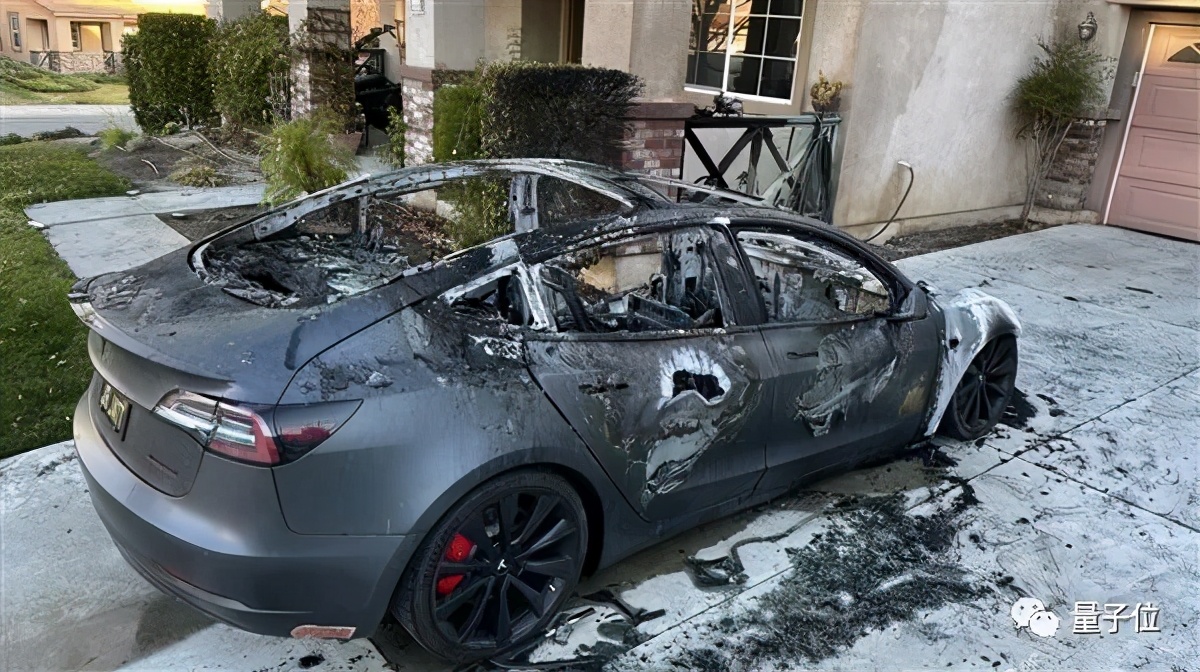 特斯拉车主「作死」成真：炫耀「主驾无人」，自动驾驶致车毁人亡