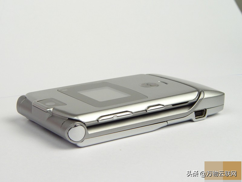 摩托罗拉手机RAZR将做为可折叠手机重返销售市场：价钱昂贵，约1500美金