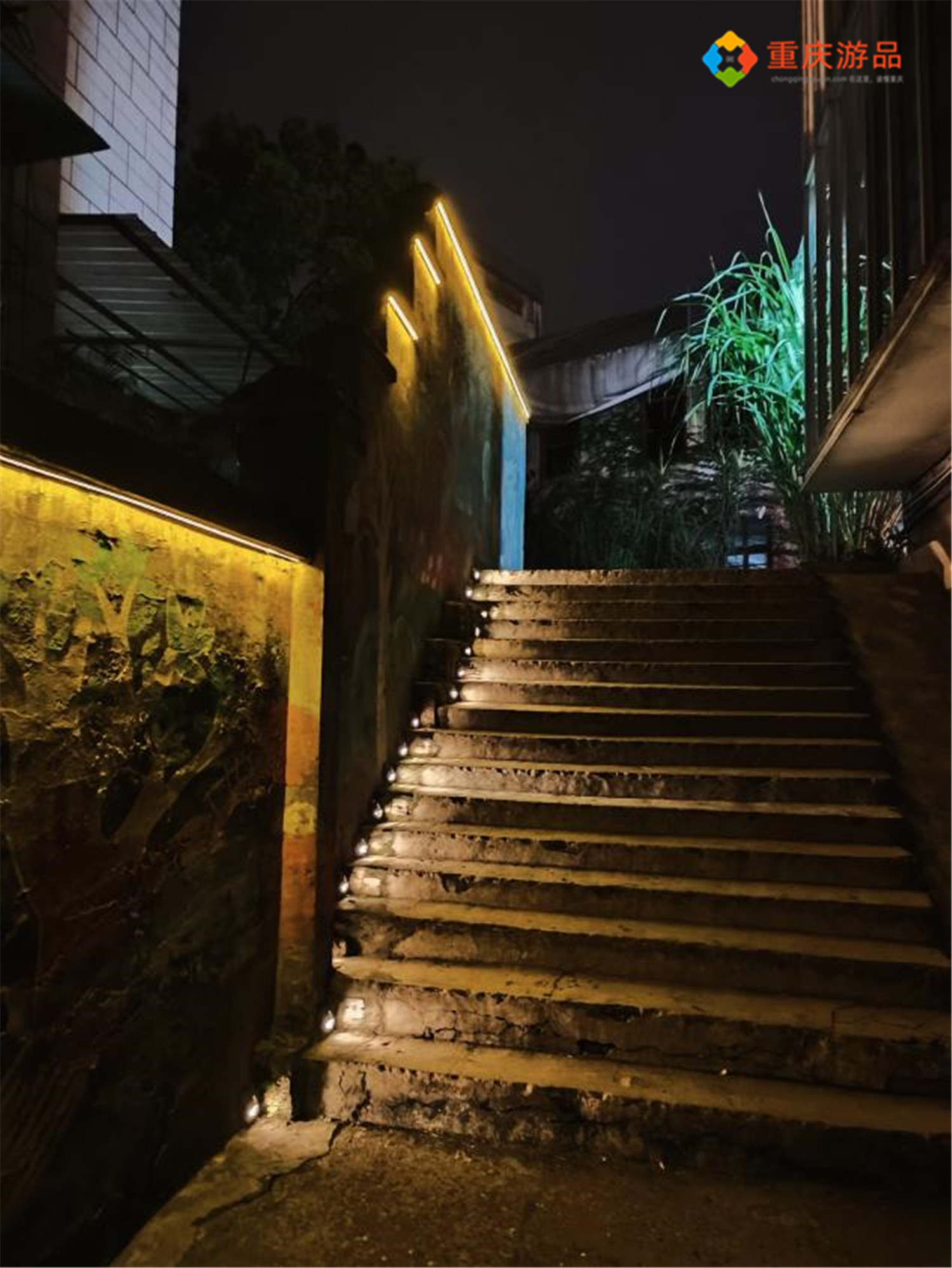 重庆90后小伙夜探鹅岭，小巷子越深越暗，吓得他一口气跑了回去