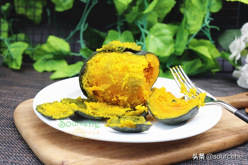 南瓜新吃法，不炒也不蒸，烤一烤，软糯香甜，连南瓜皮都粉香好吃