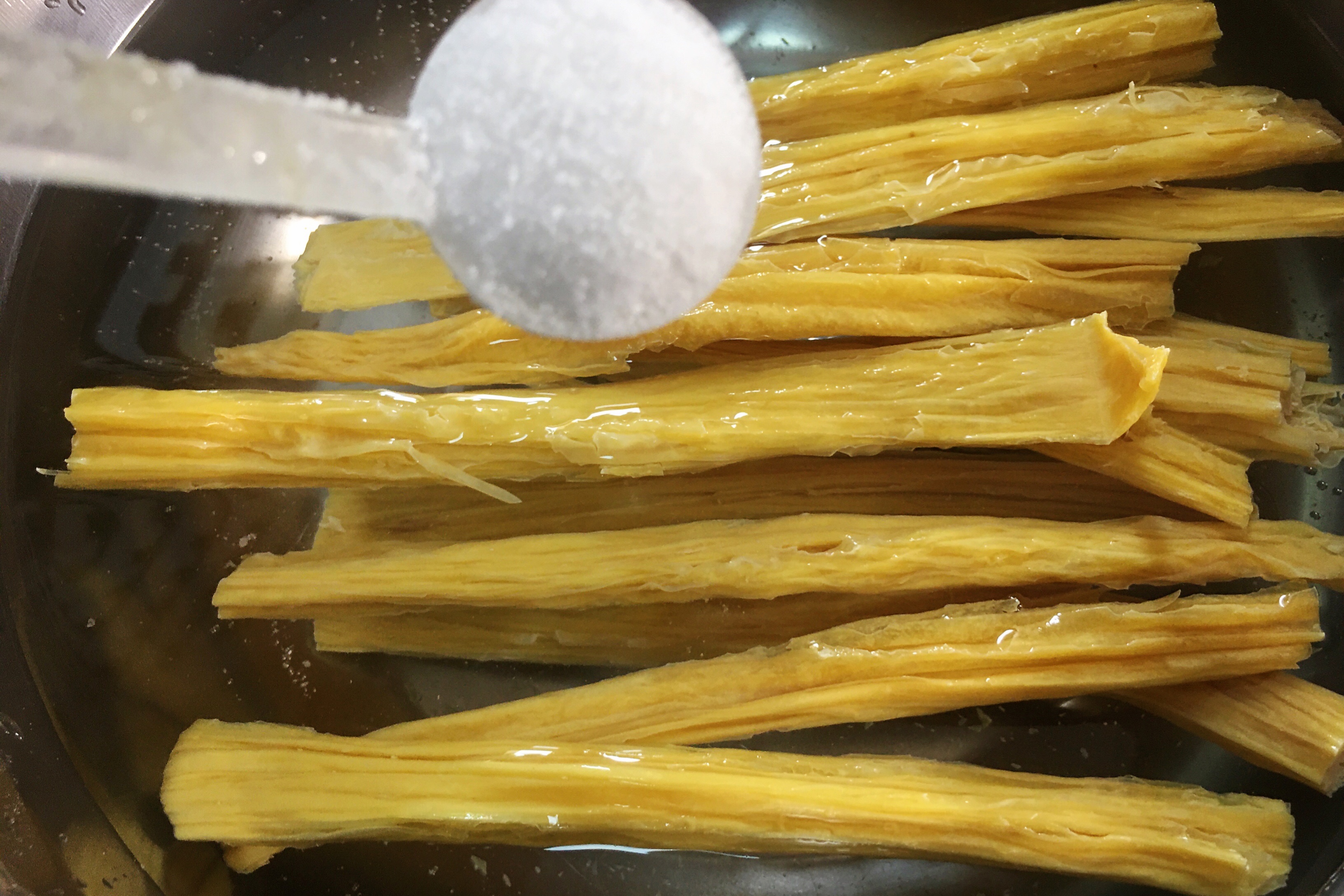 泡腐竹，是用涼水還是熱水？ 學會這個竅門，泡得又快又韌還沒硬芯