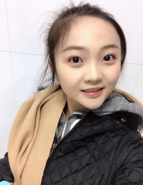林妙可出演毕业大戏，生图曝出，被网友吐槽颜值还不如旁边同学？
