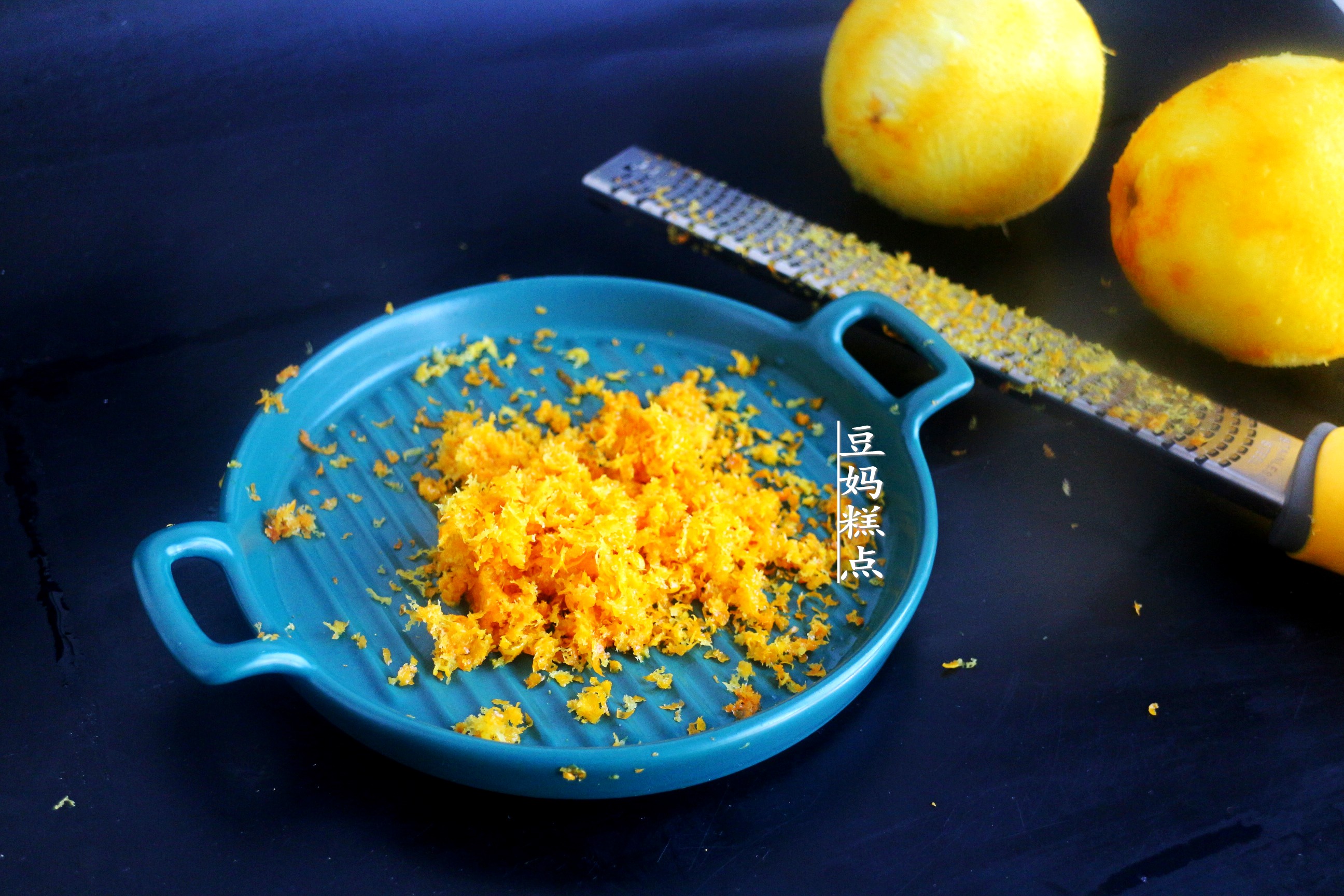 冬天，買2個橙子做蛋糕，口感柔軟清新，滿屋都是香氣