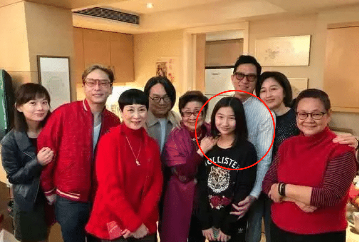 有种长相叫张家辉女儿，小时候是爸爸翻版，长大却和妈妈复制粘贴