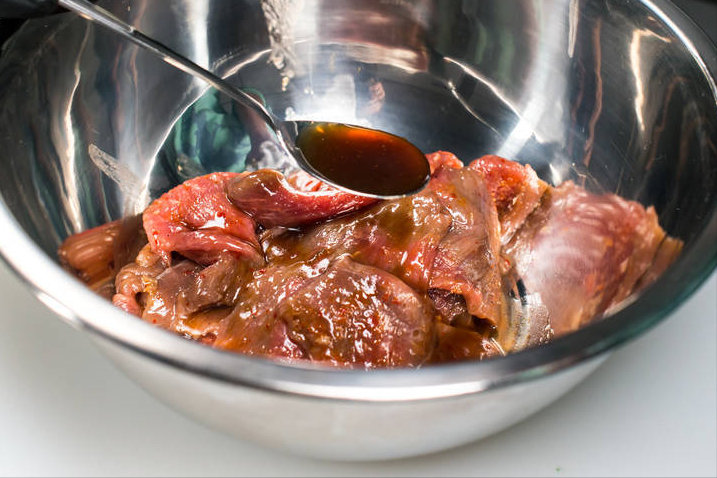 炒瘦肉总是发硬？不要直接下锅炒，牢记关键1步，鲜香嫩滑不粘锅
