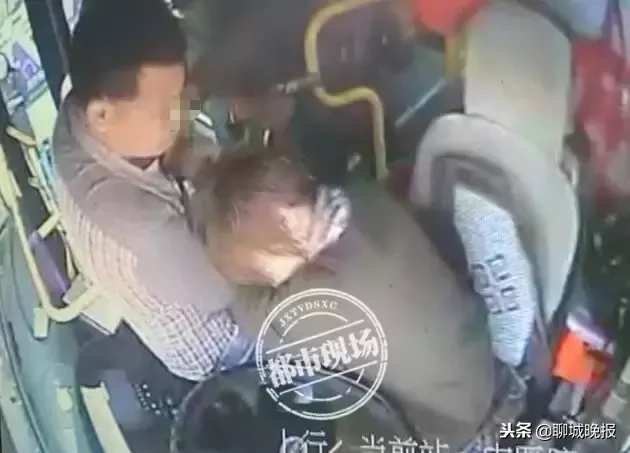 又一起！男子暴打公交车司机，车上其他乘客这样做