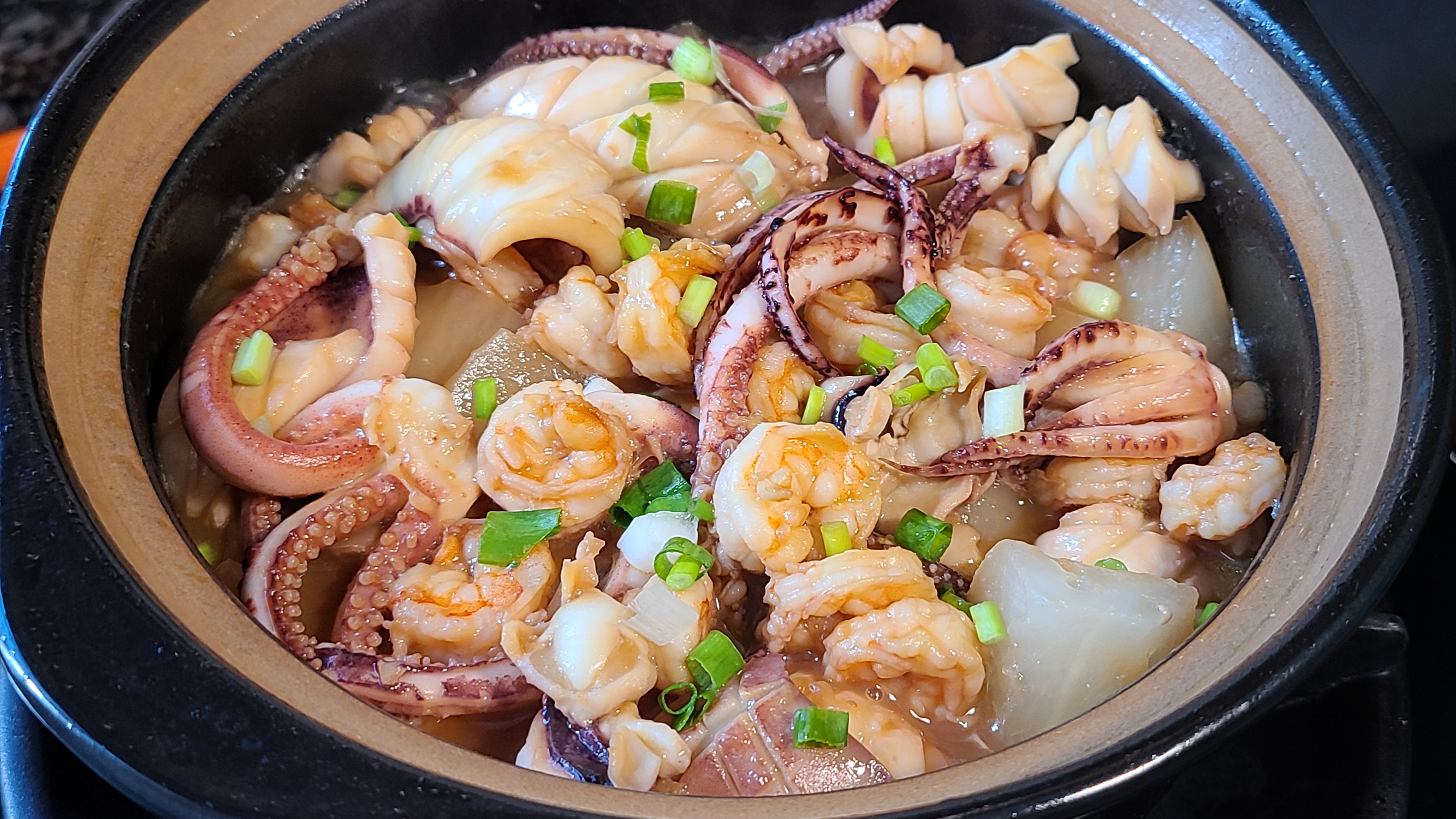 蘿蔔燉海鮮，又鮮又好吃，做法很簡單，天冷吃這個正好