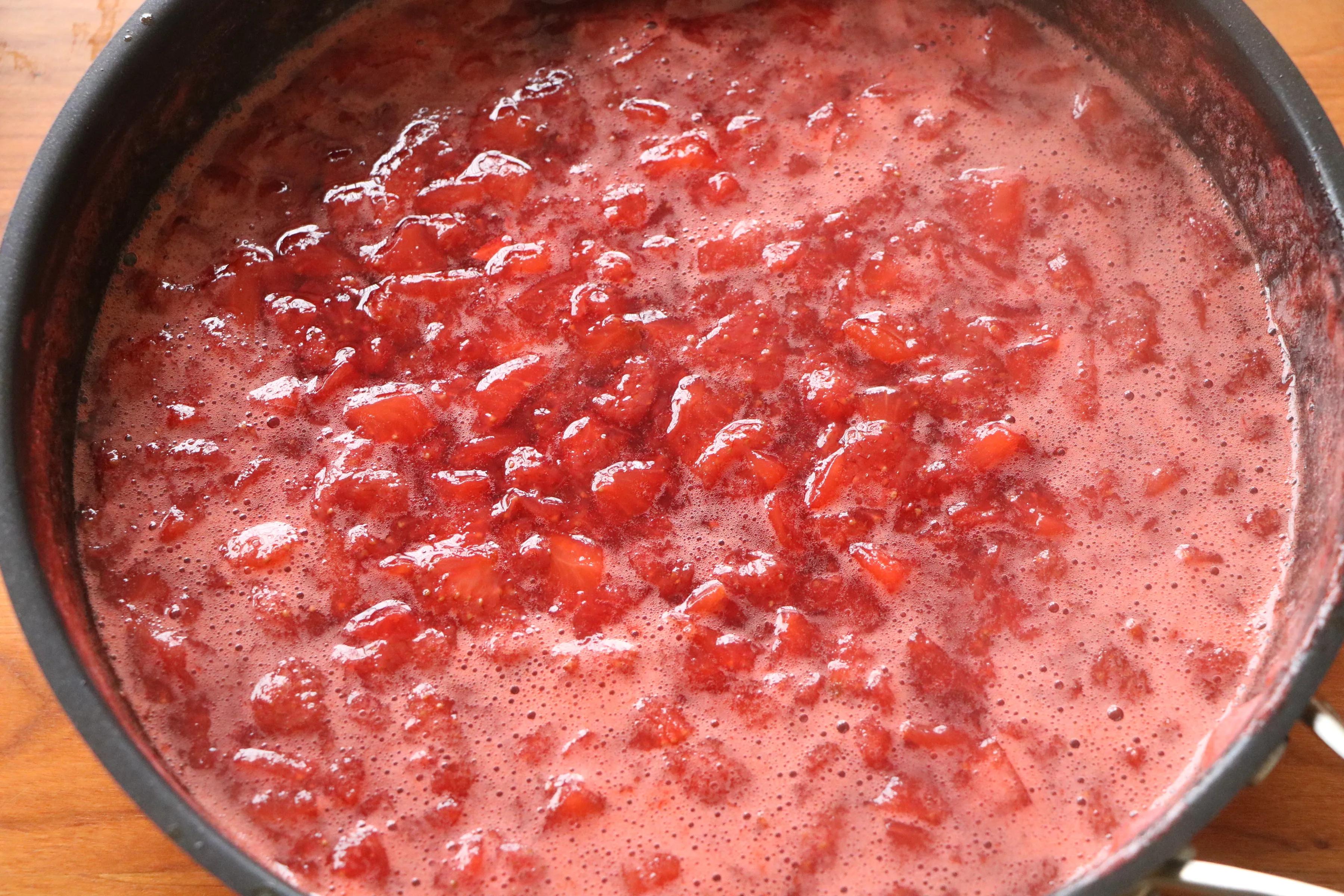 趁著草莓下季，趕緊買點回來做成醬，早餐抹在麵包上，太好吃了