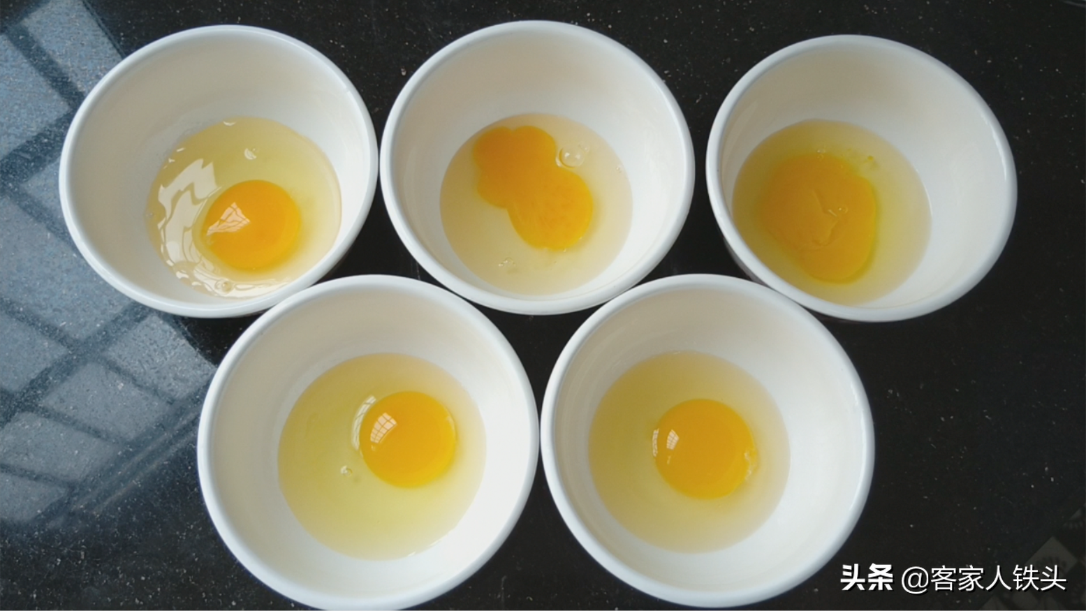 暑假早餐怎么吃？5个鸡蛋1朵西兰花，入锅简单做，营养好吃又便宜