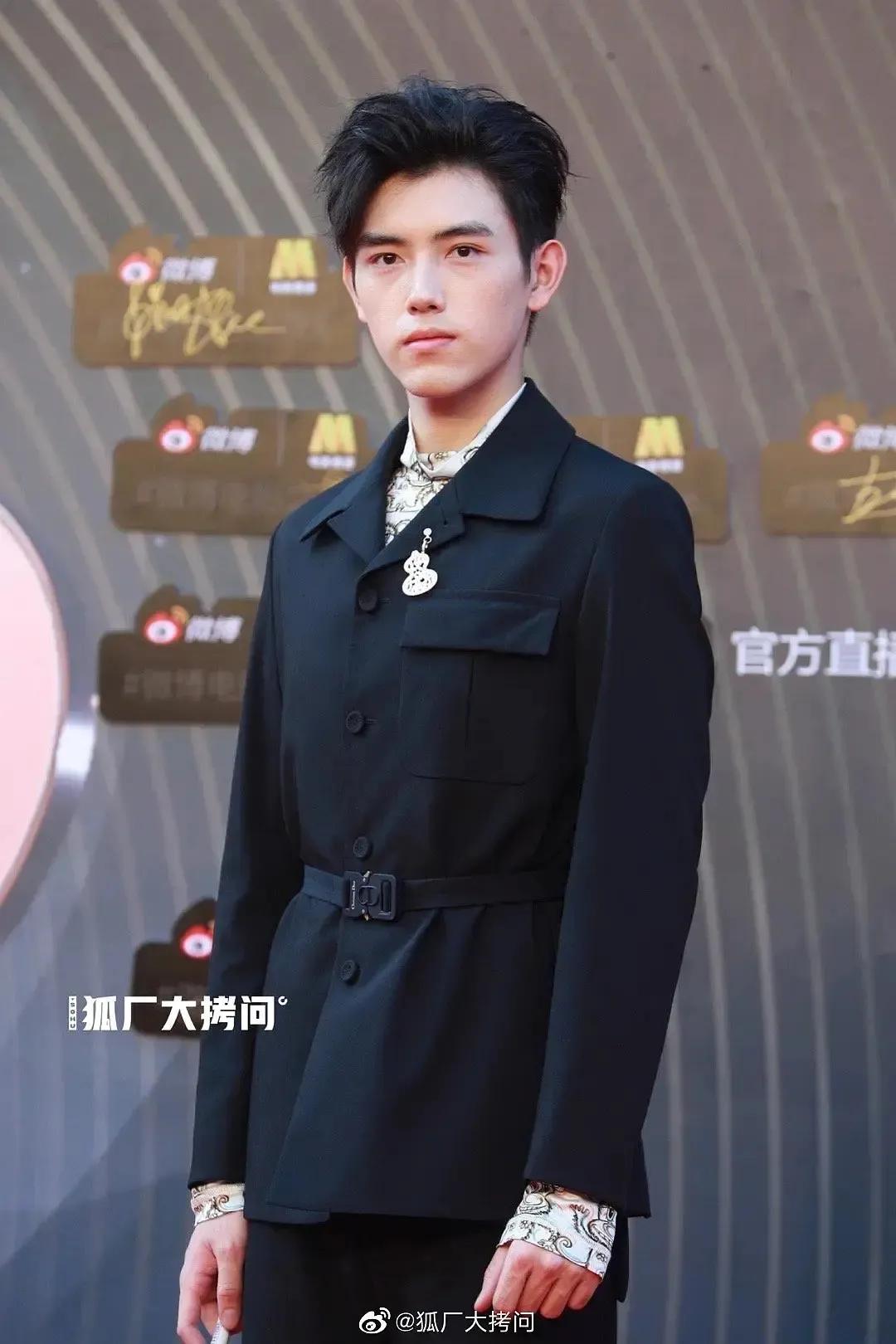 微博之夜张哲瀚 刘昊然 吴磊 朱一龙等男星生图 谁更可 头条汇