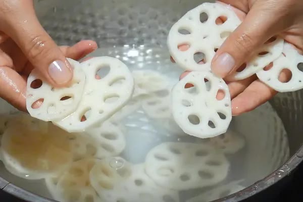 莲藕只用清水洗等于吃泥土，好百邻教你正确做法，泥土虫卵全跑光