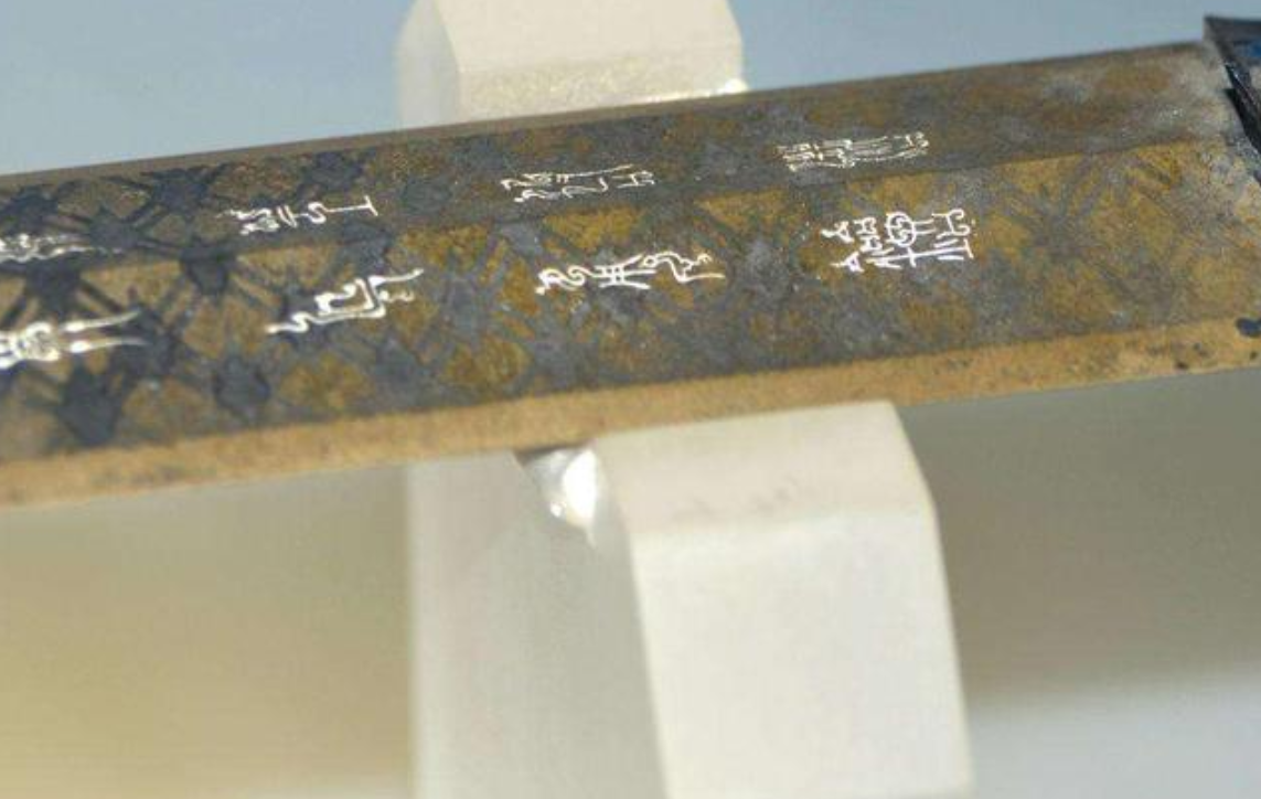 越王勾践剑，为什么2500年不生锈？专家放大3000倍，终于发现原因