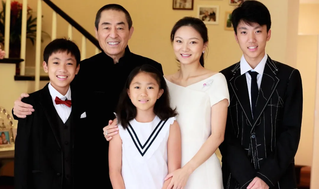 同样都是嫁给知名导演，陶虹徐帆都很活跃，张艺谋的妻子却很低调