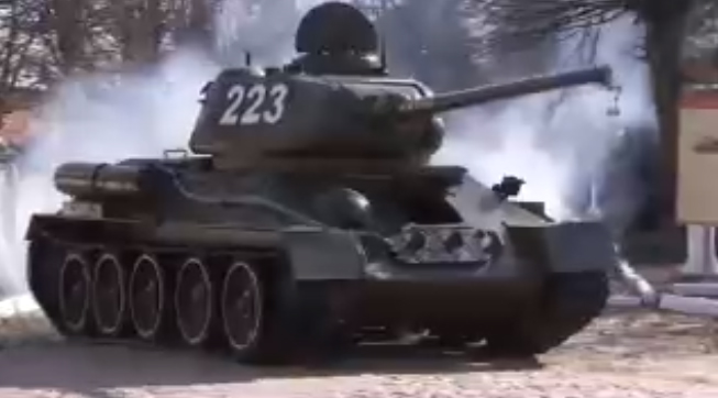 为搞阅兵也是拼了，俄罗斯把T34坦克请下纪念碑，装上配件还能开-第3张图片-大千世界