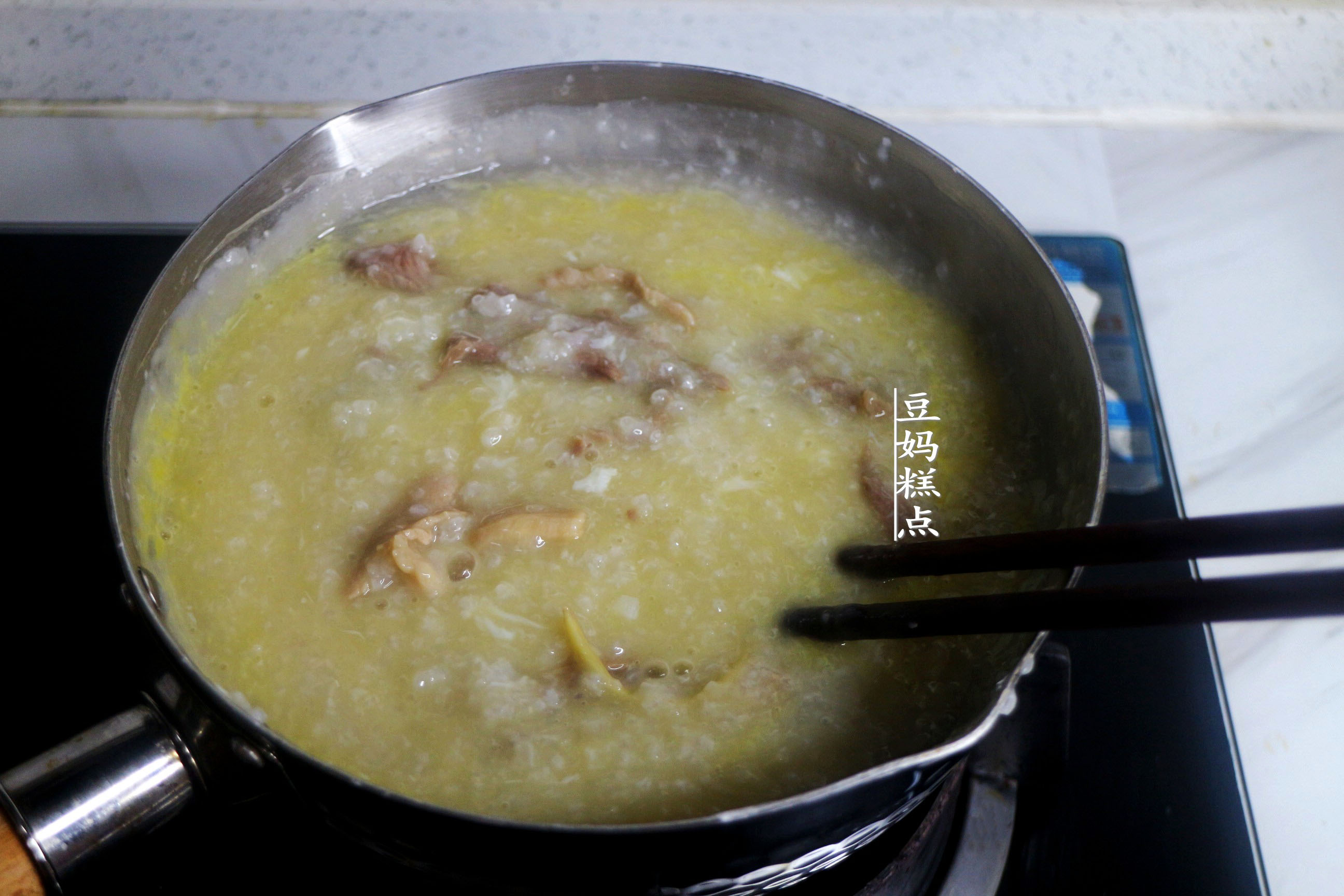 經典廣式牛肉粥的做法，只需10分鐘，肉嫩粥滑