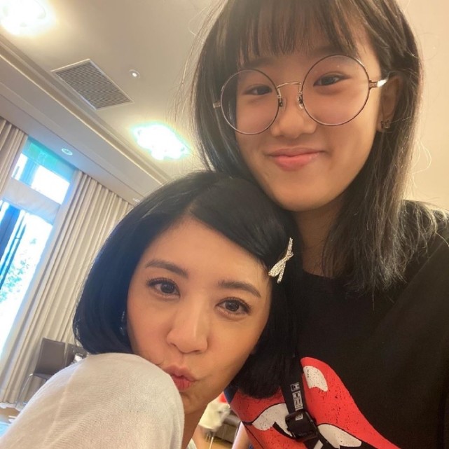 梧桐妹晒与波妞合照，镜头前波妞秒变淑女，托脸卖萌超可爱