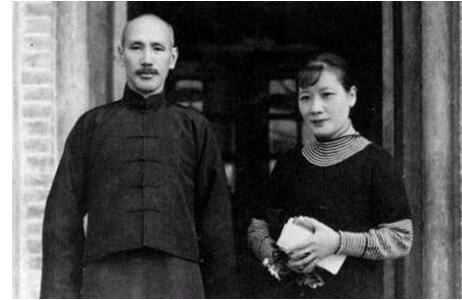 ����ʯ�׿ڳ��ϵ���ǿ���֣�һ����ë��ϯ������һ���е��ݴ�