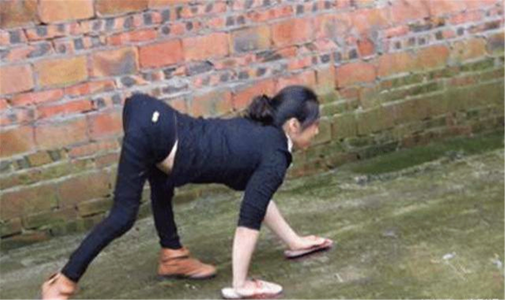 偏远村庄出现“爬行村”，全村人不会正常走路