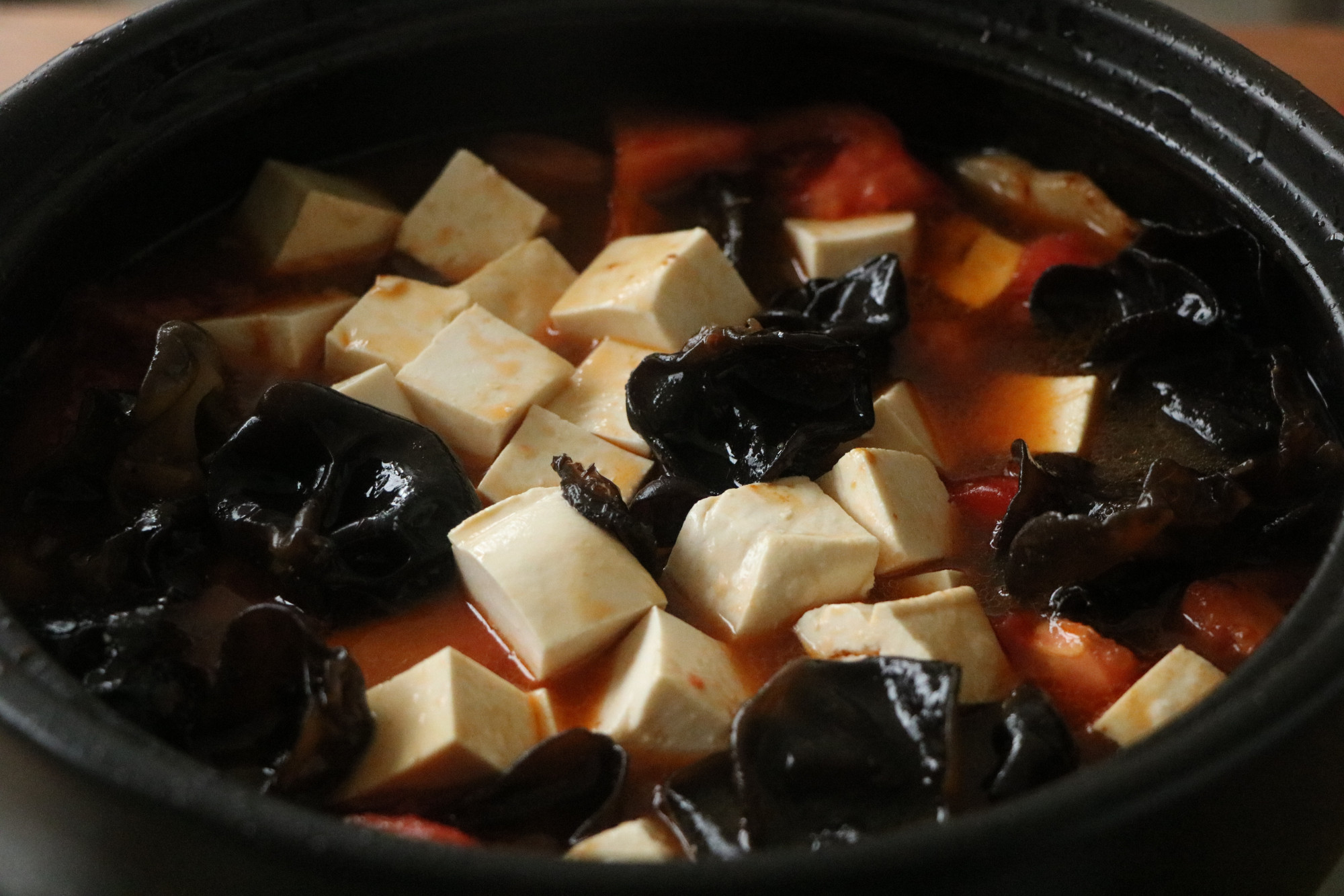 豆腐這樣燉太費米飯了，用砂鍋煲一鍋，滑嫩入味，太適合冬天吃了