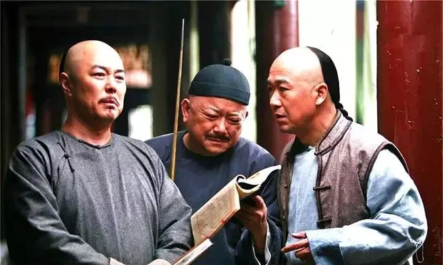 乾隆正摸树，侍卫拔刀就砍，乾隆：干什么？！侍卫的回答噎住皇帝