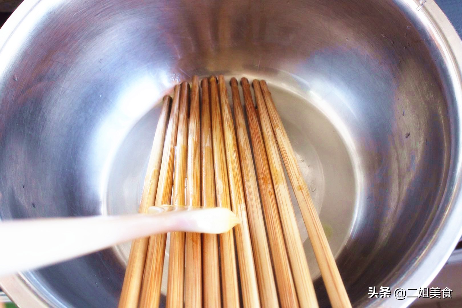 買回來的新筷子別直接用，多做2步，用久不發霉不開裂，簡單實用