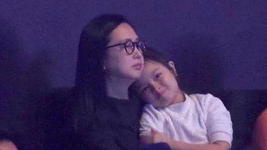 刘德华女儿刘向蕙已经八岁，五官精致，眉清目秀，一副小公主容貌