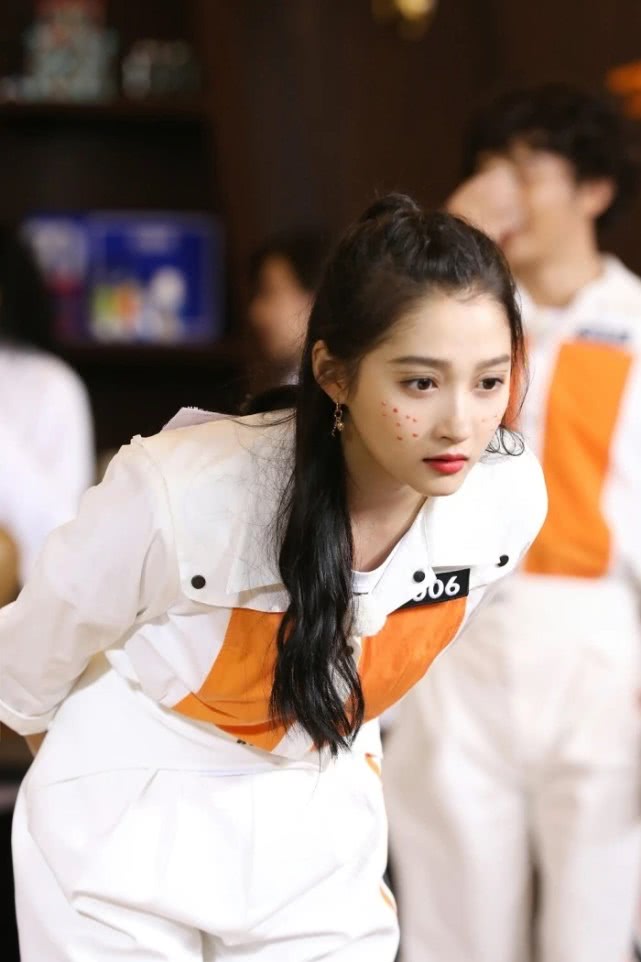 关晓彤参加跑男婚纱造型太美，不过也暴露了她