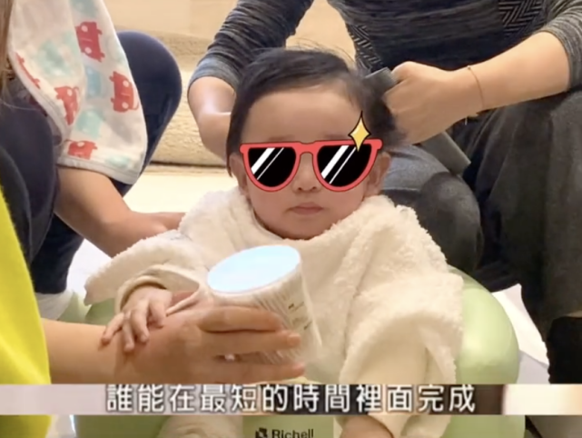 應采兒曬二胎理髮視頻，五人圍繞陣仗大，HoHo活潑好動超可愛
