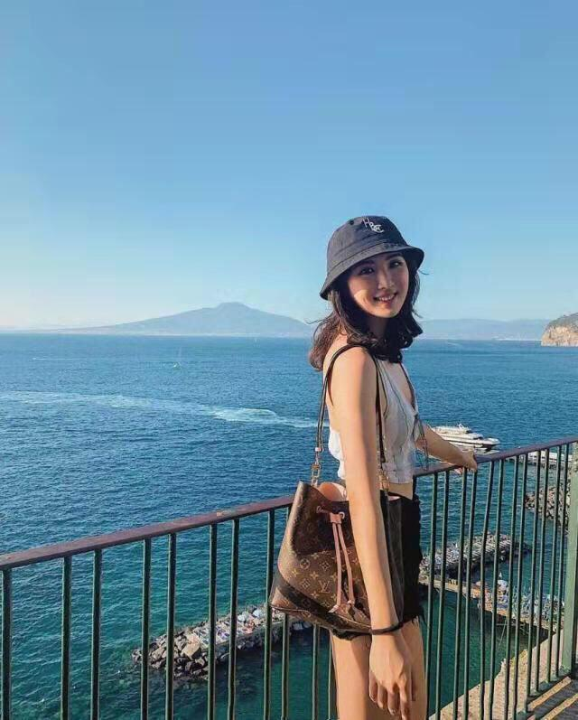 姚安娜入圈封面曝光，全身上下尽显富贵，为何出道就惹群嘲？