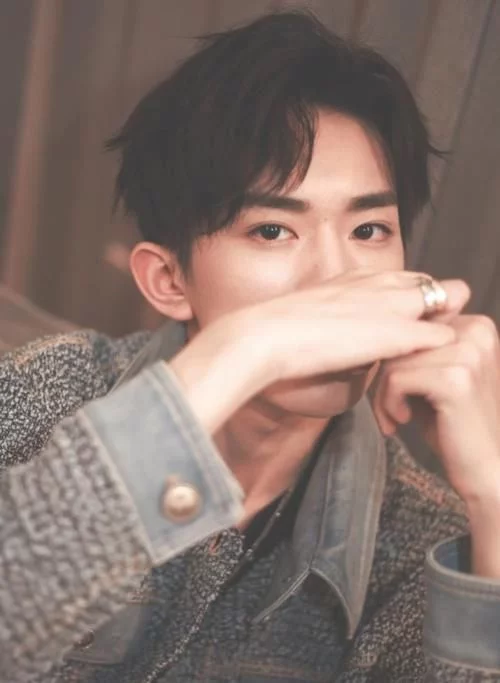 当男明星没有刘海后，宋威龙成熟，肖战帅炸，