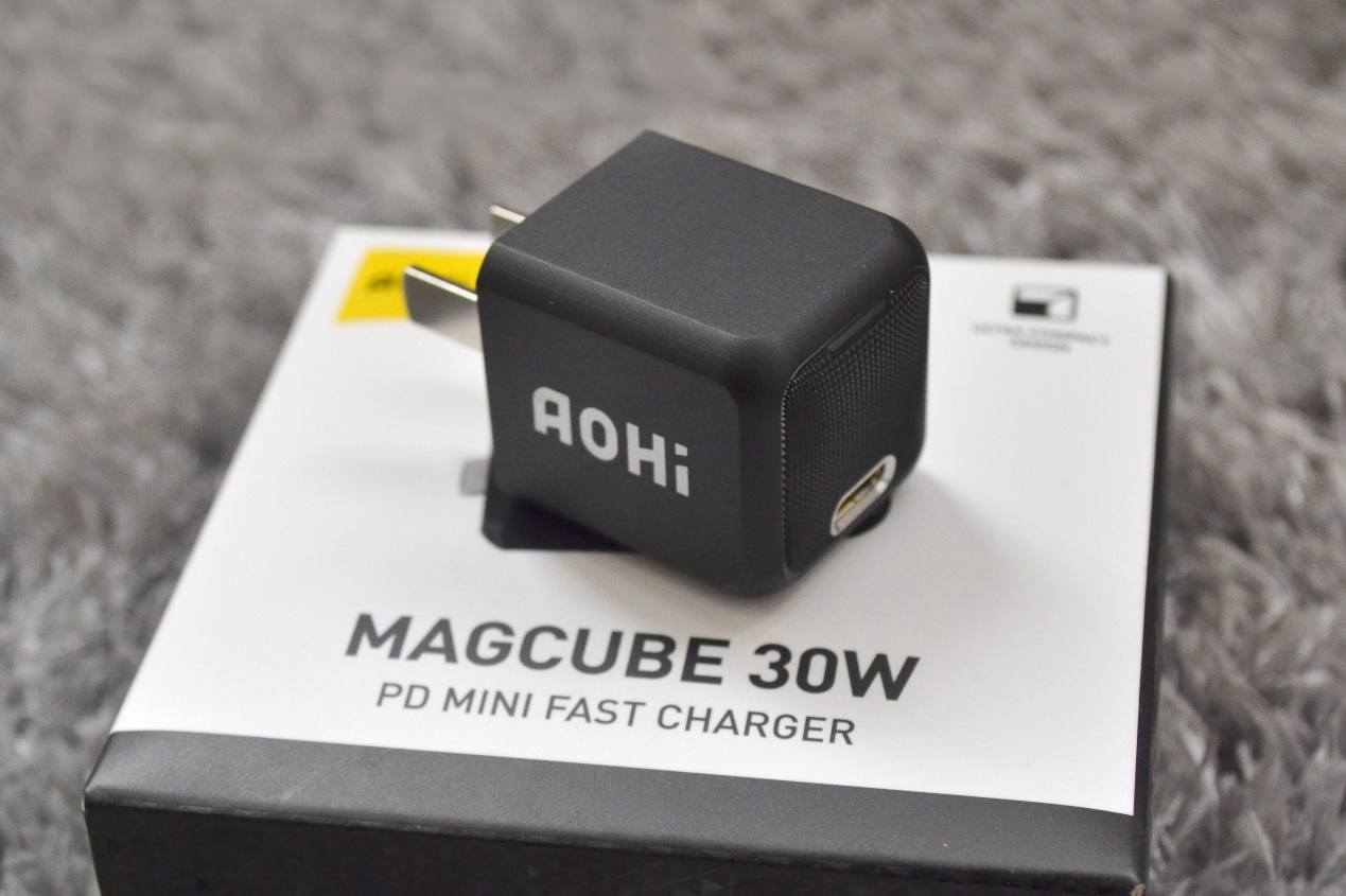 便携强劲的好物推荐：AOHI 30W微型大功率充电器