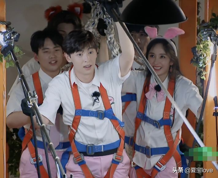 邓伦挑战高难度通道，吓得不敢往前走，谁注意到其他人的反应？