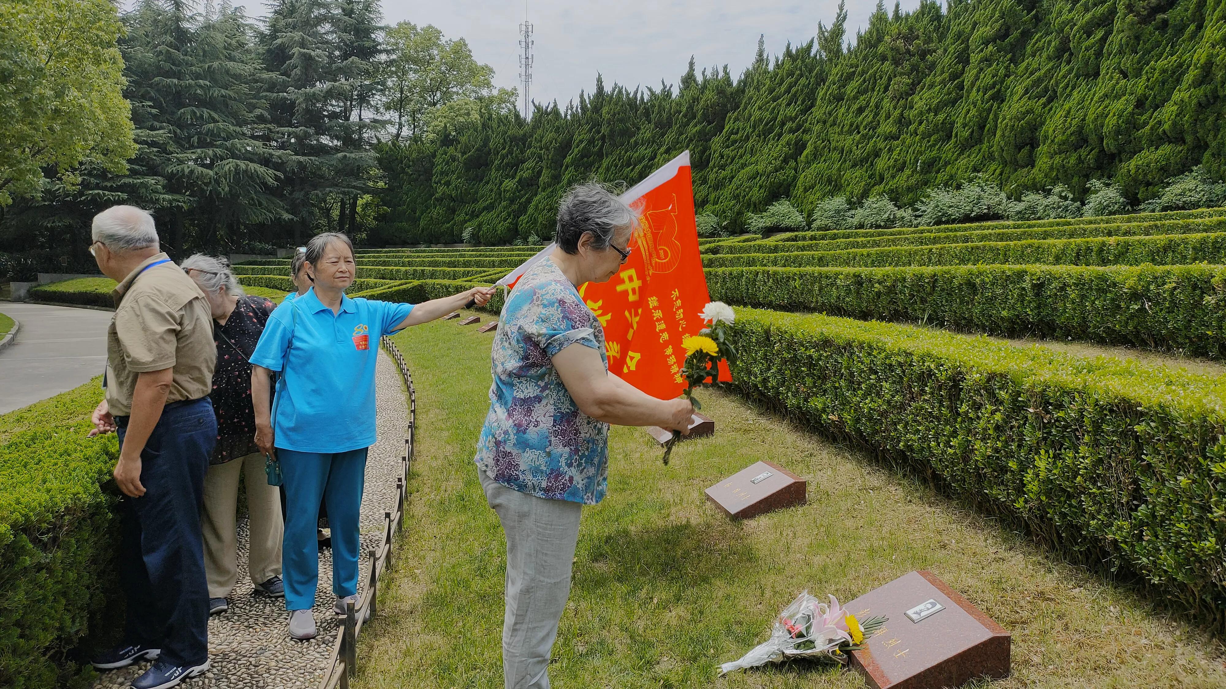 上海龙华墙前敬英雄
