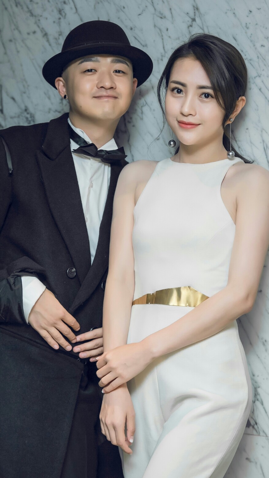 包贝尔包文婧牵手秀恩爱，一个穿条纹西装一个透视裙，看着挺登对