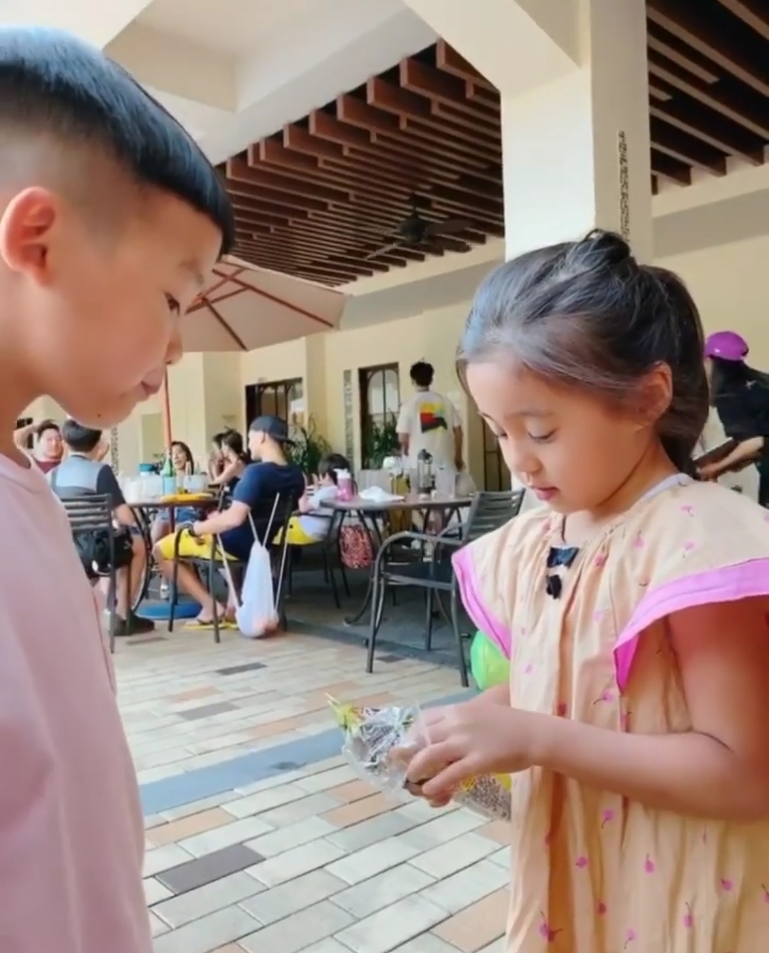 陈建州晒儿子和咘咘互喂零食超浪漫，修杰楷大方同意飞飞追咘咘