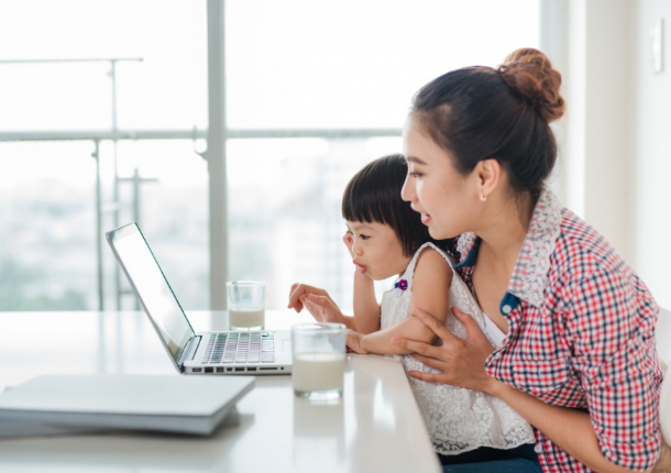 赵文卓为保姆“庆生”送奢华项链，3个孩子与保