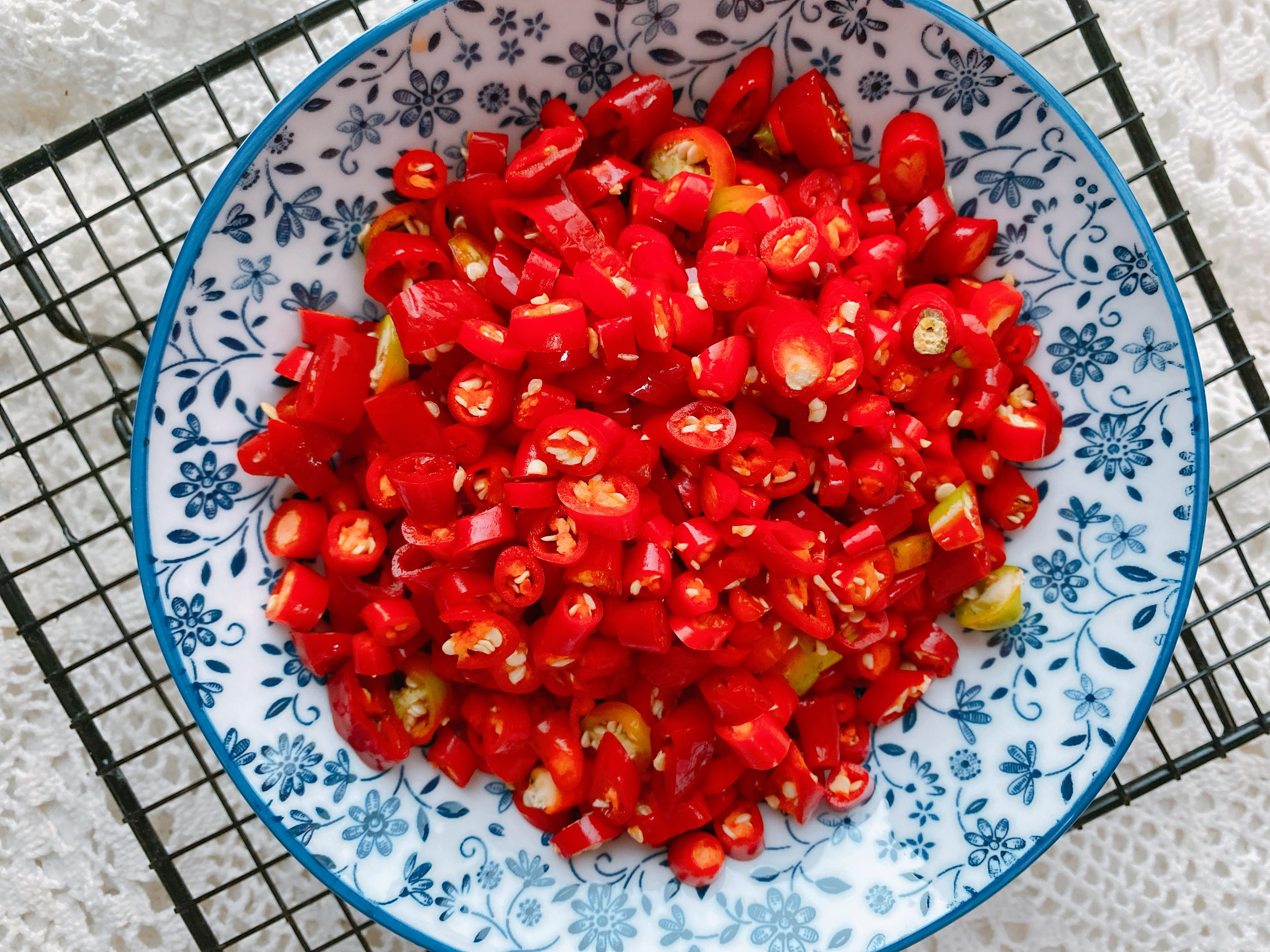 腌辣椒的季节到了，教你独家腌法，不加盐2小时就能吃，又香又辣