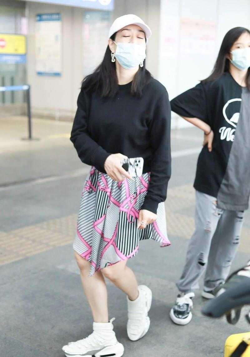 50岁钟丽缇又作妖了，穿卫衣配少女裙好减龄，比女儿还洋气