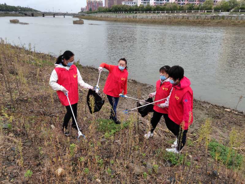 “法院小队”参加净滩行动，捡拾垃圾，守护母亲河