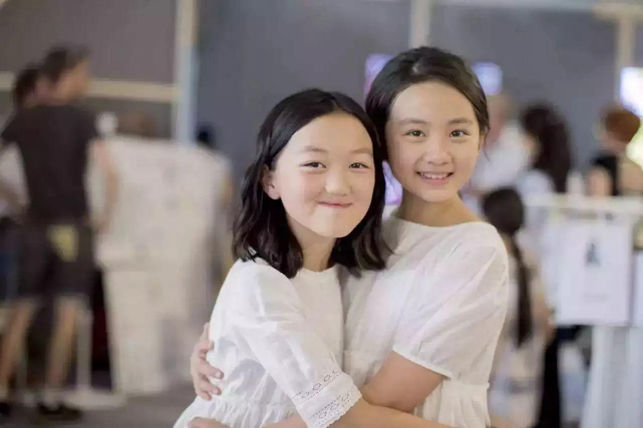 时尚小女王李嫣和母亲王菲姐姐窦靖童的合照