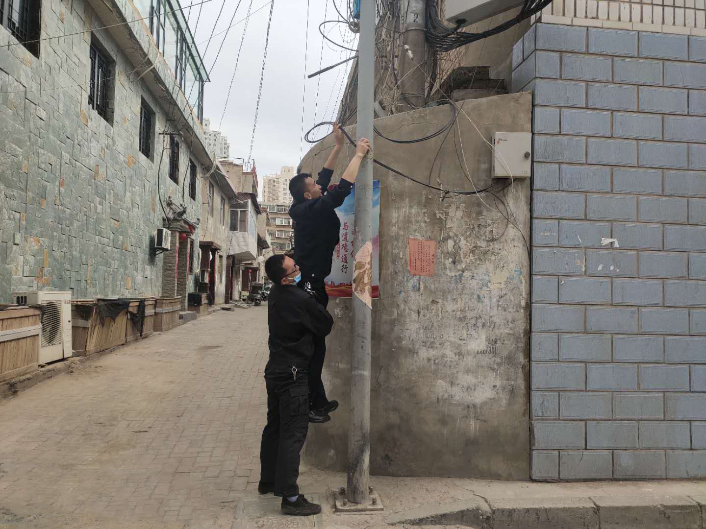 告别空中“蜘蛛网” 城区街道“无线”好