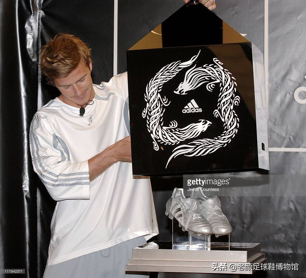 贝克汉姆当年多大腕，专属圆月弯刀logo，齐达内劳尔成其左右护法