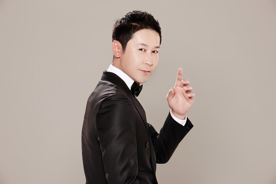 年末典礼进行时三大台有序推进中申东烨官宣成为演艺大赏mc