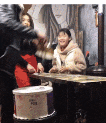 搞笑动图图片：你们的女朋友，睡觉时有这么可爱吗？