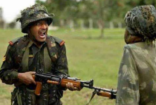 印度国产步枪成“友军杀手”！放开扳机还在开