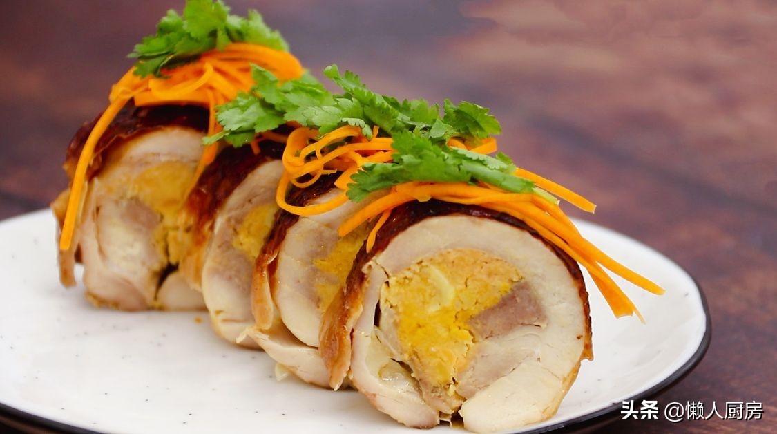 做鸡腿时，鸡肉里面包着咸蛋黄，记住这1点，没有腥味
