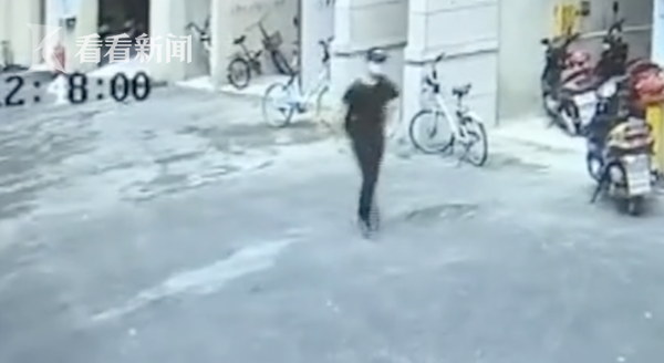 电梯里和小偷“撞”上 刚报警求救他又杀了回来